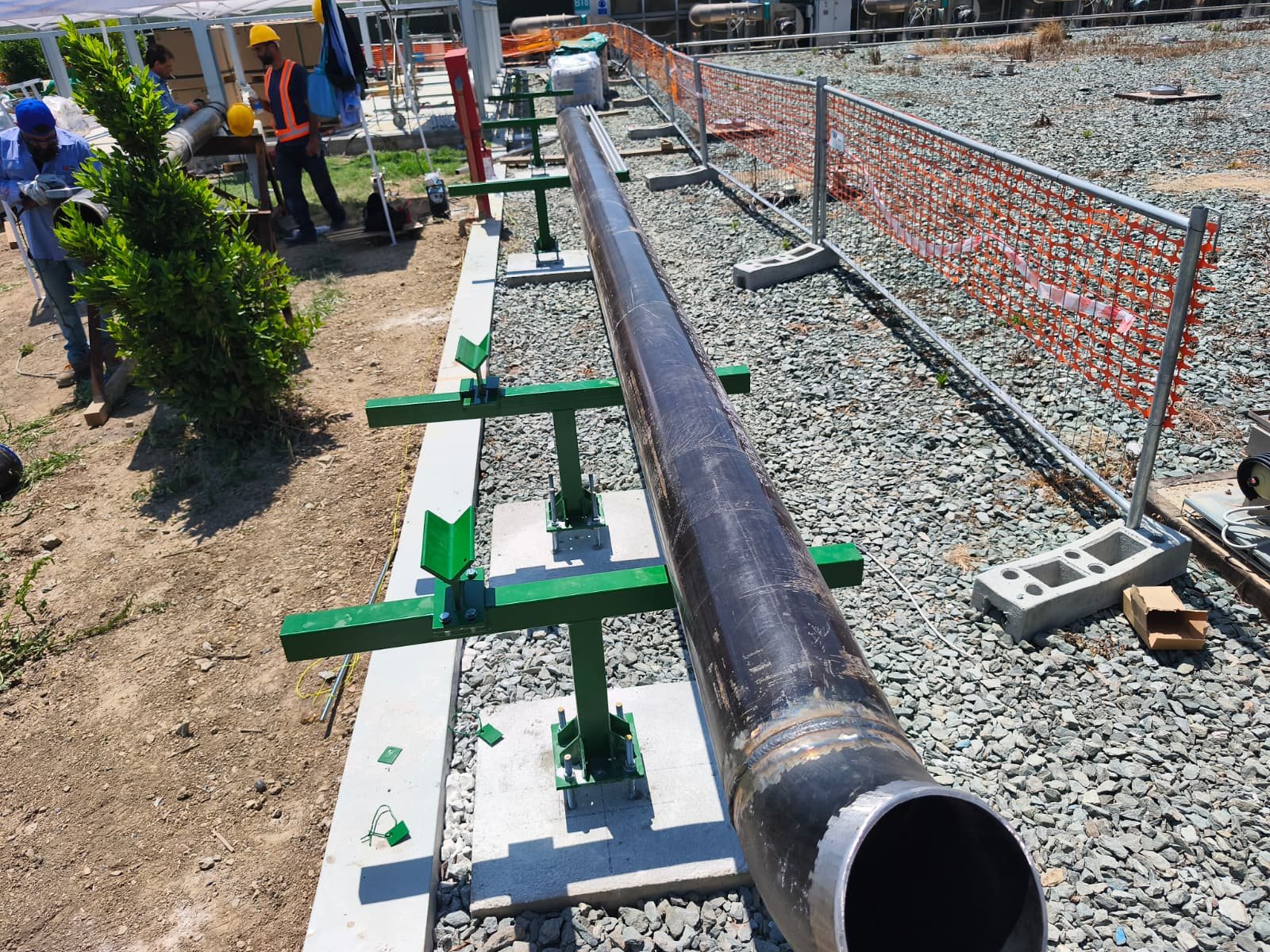 Squadra al lavoro su una tubazione in cantiere